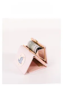 Vue détaillée du portefeuille rose pliable avec poche à monnaie et fermoir clip métallique