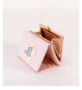 Portefeuille rose à trois volets avec fermoir doré et broderie chat mignonne en détail
