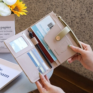 Dettagli interni del porta passaporto beige con slot per carte e porta penne