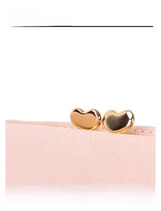 Detailansicht der rosa Geldbörse mit Textur und goldenen Herz-Metallverschlüssen