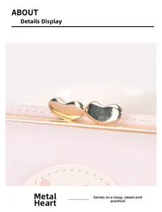Gros plan d'un portefeuille en cuir rose avec un fermoir en métal doré en forme de cœur