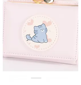 Gros plan du portefeuille rose en cuir PU avec motif de chat mignon et fermoir doré