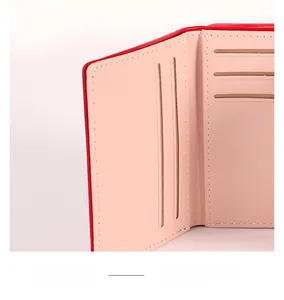 Vue macro des fentes pour cartes et coutures précises du portefeuille pliant cartoon