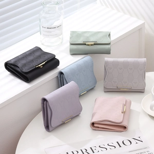 Portefeuilles courts pour femmes avec texture alvéolée et boucle dorée en six coloris pastel