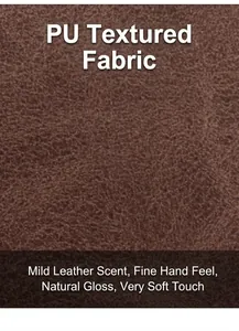 Gros plan sur la texture en cuir PU marron doux montrant le grain fin du portefeuille
