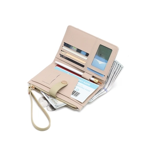 Portafoglio da viaggio beige con stampa a coniglio, scomparti per carte e porta passaporto