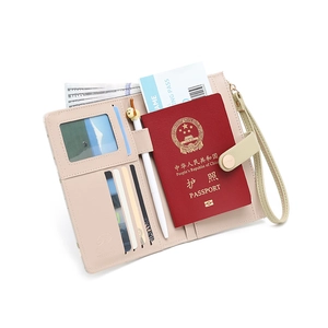 Dettaglio del portafoglio da viaggio beige con scomparti per carte e porta passaporto