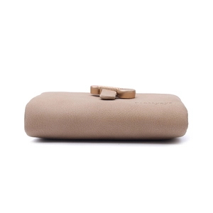 Detail view of the nude litchi grain leather folding wallet with gold metal clasp