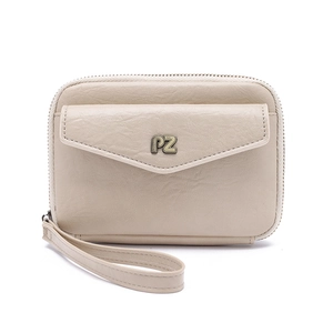 Détail de pochette en simili cuir beige avec logo en métal, fermeture éclair et dragonne