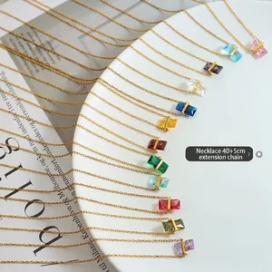 Collier chaîne dorée avec pendentifs en zircon rectangulaires colorés 40cm plus extension