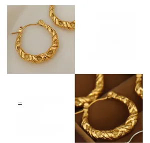 Gros plan sur des boucles d'oreilles torsadées en acier titane plaqué or 18 carats