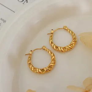 Boucles d'oreilles créoles torsadées plaquées or 18 carats avec texture élégante