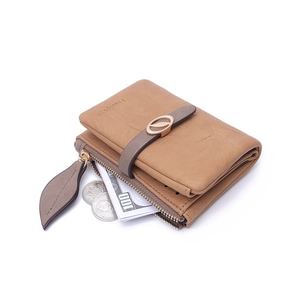 Minimalistisches Damen-Portemonnaie aus mattem Leder mit Blatt-Anhänger und Reißverschluss