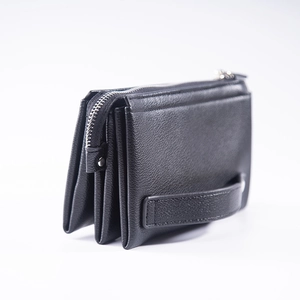 Detailansicht der schwarzen Herrentasche aus Leder mit drei Fächern und Metallreißverschluss