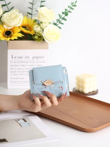 Portefeuille Court à Trois Volets pour Femmes en Cuir PU Imprimé Floral Baies avec Boucle en Feuille de Métal Porte-cartes Pochette Monnaie Zippée
