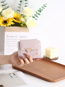 Gros plan du portefeuille en cuir PU rose avec fermoir feuille et imprimé baies