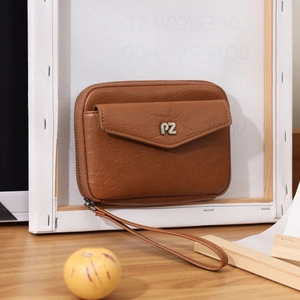 Porte-passeport en cuir grainé marron foncé avec dragonne et logo PZ métallique chic
