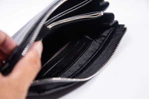 Innenansicht der schwarzen PU-Leder Clutch mit Kartenfächern und Reißverschlussfächern