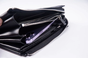Nahaufnahme der schwarzen PU-Leder Clutch mit viel Platz für Smartphone und Karten