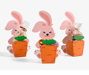 Detail von Osterhasen-Geschenkkarten mit karottenförmigen Behältern für Süßigkeiten