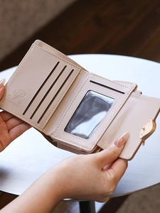 Petit portefeuille trifold en cuir PU pour femme avec fentes pour cartes en beige rose