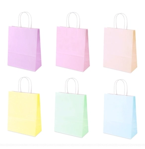 Macro-weergave van zes pastelkleurige papieren cadeautassen met witte touwhandvatten