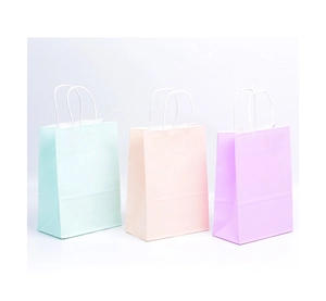 Papieren geschenkzakjes met witte handvatten in lichtgroen, roze en paarse tinten