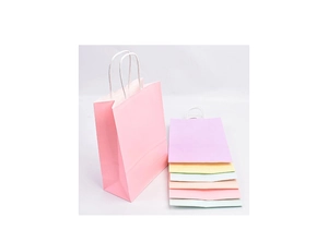 Detail van papieren geschenktassen in pastel macaron kleuren met witte handvatten