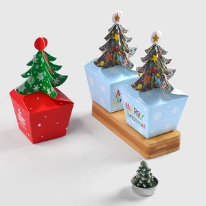 Boîtes de Noël rouges et bleues avec des garnitures décoratives en forme de sapin 3D