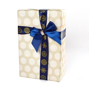 Détail de la boîte cadeau champagne avec ruban en polyester bleu marine et nœud