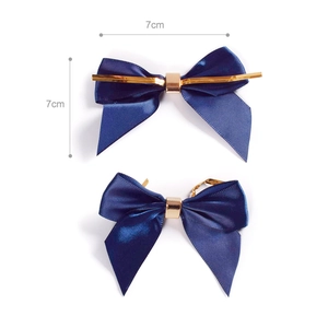 Deux nœuds en satin bleu foncé avec attaches dorées pour emballage cadeau 7x7cm