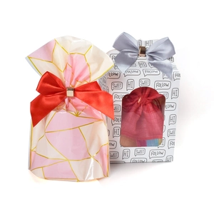 Gros plan sur des boîtes et sacs cadeaux décoratifs avec rubans en satin et motifs