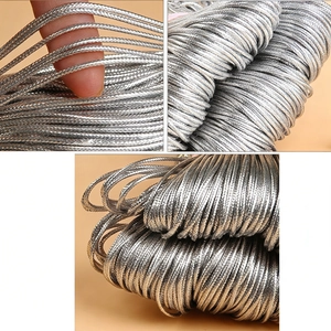 Vue macro d'un cordon tressé argenté métallique pour bijoux DIY et emballages