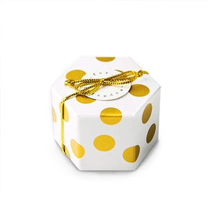 Boîte cadeau hexagonale blanche avec pois dorés et ruban élastique doré chic