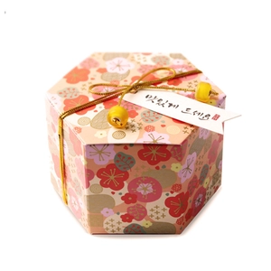 Boîte cadeau hexagonale à motifs floraux avec cordelette dorée et perles jaunes