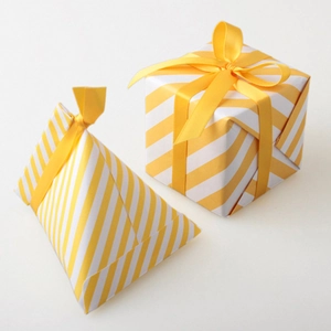 Scatole regalo a righe gialle e bianche con nastri di raso per confezioni regalo