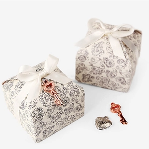 Elegante beige Geschenkschachteln mit Paisley-Muster, Satinband und Herz-Metallanhängern