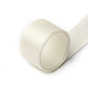 Nahaufnahme einer cremefarbenen Satinbandrolle für elegante Geschenkverpackungen