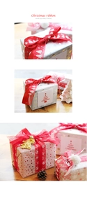 Detail von 2,5 cm rotem Weihnachtsband mit Goldprägung auf einer Geschenkbox gebunden
