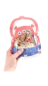 Detail einer süßen Monster-Kekstüte mit Tragegriff, Ziplock und Sternenmuster