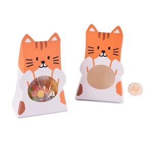 Détail de boîtes cadeaux chat avec fenêtre transparente et bonbons colorés