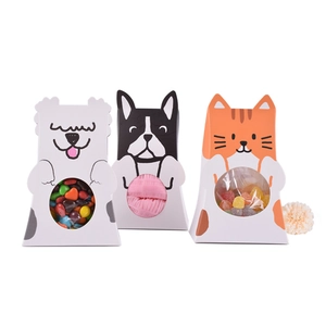 Vue détaillée des boîtes cadeaux animaux avec fenêtre pour bonbons et chaussettes