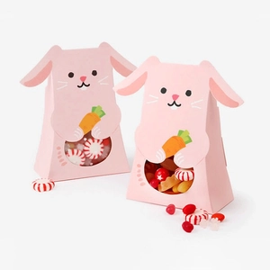 Boîte cadeau lapin rose avec fenêtre transparente montrant des bonbons colorés en papier