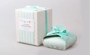Set de embalaje de regalo con lazo azul claro y caja tipo almohada en color verde menta