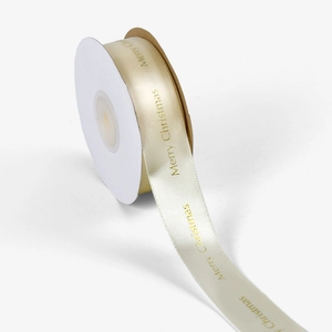 Primer plano de cinta de satén Merry Christmas en crema y oro para regalos