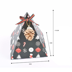 Detail view of a pyramid Christmas candy box with dimensions 9x9x11.5cm and pine cone deco