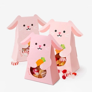 Boîte cadeau lapin rose avec fenêtre transparente montrant les bonbons à l'intérieur