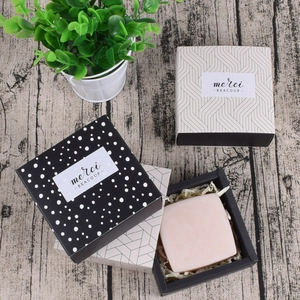 Vierkante geschenkdozen met Franse Merci-stickers en decoratieve patronen voor Valentijn