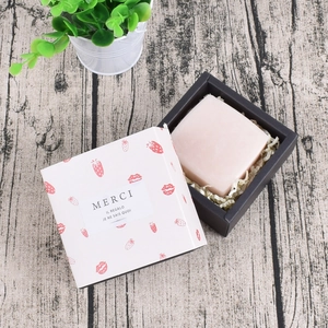 Detailansicht der Marmor-Geschenkbox mit Strohfüllung für Seifen und Tee Verpackung