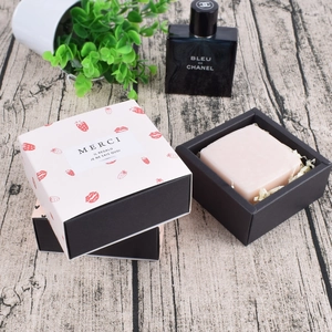 Detailansicht der Marmor-Geschenkbox mit Erdbeerdruck und Füllung aus Bastpapier